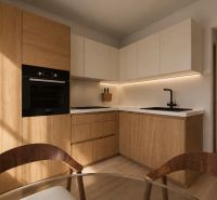 Konyha egy kétszobás lakásban világos szekrényekkel és fa mintázatú padlóval.