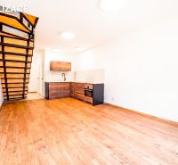 Konyha fa dekorációval, lépcsőház, fa dekorációjú padló a nyaraló apartmanban.