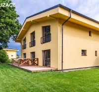 Rekreációs apartman a Nagyszalókon, a központban, terasszal és zöld gyepfelülettel.
