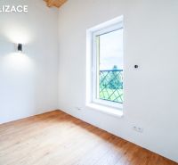 Egy rekreációs apartman szobája fa dekorációjú padlóval és nagy ablakkal.