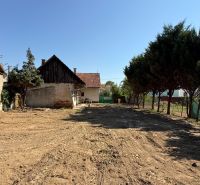 Kilátás a családi ház telkére a Krakovany-i Szent Flórián téren.