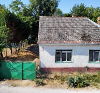 Családi ház a Szent Flórián téren Krakovanyban, zölddel és kerítéssel körülvéve.