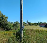 Telefonoszlop egy lakótelekén a Fő utcán, Ceroviny, természet által körülvéve.