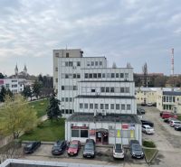 Irodaház a Záhradnícka utcában Komáromban parkolóval és zöldterülettel.