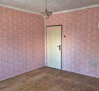 Családi ház belső tere tapétákkal és fa dekorációjú padlóval.
