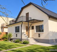 Családi ház a Družstevná utcában, Dubnica nad Váhom, gondozott kerttel körülvéve.