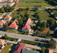 Légi felvétel Nadlice családi házairól, amelyeket zöldterületek és közterületek vesznek körül.