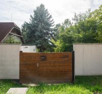 Kapuk és kerítések a Pozsonyi - Dévény üdülőterületeken, a Dévényi úton.