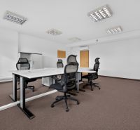 Irodák konferenciaasztallal, ergonomikus székekkel és tárolószekrényekkel.