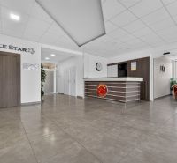 Recepció irodákban csempézett padlóval és minimalista dekorációval.