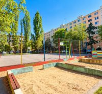 Játszótér zöldövezet és panelházak között a Rumančekova utcában, Pozsony - Ružinov.