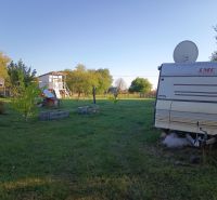 Lakókocsi a Tatranská 201-es szám alatt, Aranyosmaróton, fákkal és fűvel körülvéve.