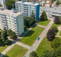 Panelházak és zöldterület a május 8. utcában, Pöstyénben.