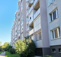 Panelház külső része Nagyszombatban, zöld területtel és járdával a 3 szobás lakáshoz.