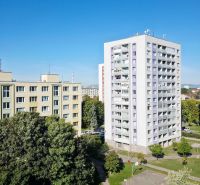 Kilátás a lakótelepekre és a zöldövezetre Nagyszombatban, ideális egy 3 szobás lakás számára.
