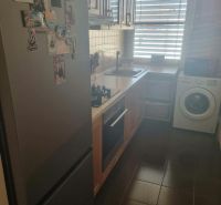 3 szobás lakás konyhája hűtőszekrénnyel, tűzhellyel és mosógéppel.
