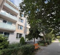 Lakóház a Štefánik utcában, Szenicen, környező zöldterülettel és járdával.