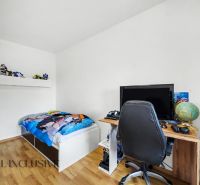 Gyerekszoba családi házban, ággyal, asztallal és fa dekorációjú padlóval.