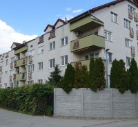 A Družstevná utcai lakóház Hamuliakovóban zöldövezetben található.