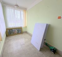 Családi ház belső tere festménnyel, fehér függönyös ablakokkal és zöld falakkal.