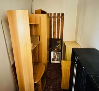 Tárolóhelyiség fa dekorációval, polcokkal és szekrényekkel egy háromszobás lakásban.