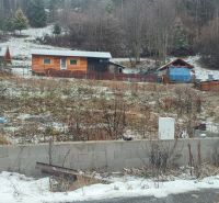 Havas telek családi házzal Oščadnicában, zölddel és fa szerkezetekkel körülvéve.