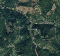 Oščadnica madártávlatból, környező erdős területekkel, utakkal és épületekkel.