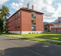 A 9. mája utcai lakóház Svit városában, zöld gyep mellett.
