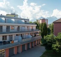 Lakókomplexum a Svit városában, a 9. mája utcában, kilátással a hegyekre.