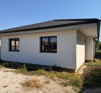 Családi ház a Fő utcán, Preseľanyban, fehér homlokzattal és ferde tetővel.