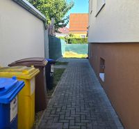 Családi ház a Kupeckého utcában, Pöstyénben, szemetes kukák, keskeny járda.