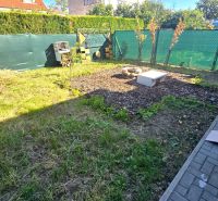 A Kupeckého utcai családi ház kertje Pöstyénben, gyepes és virágágyásos.