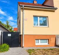 Családi ház a Kupeckého utcában, Pöstyénben, bekerített udvarral és bejárati kapuval.