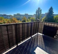Erkély egy 3 szobás lakásban, kilátással a zöldre az Obrody utcán, Kassa - Nyugati városrész.