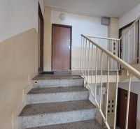 A Ďumbierska utcai lakásokhoz vezető lépcsőház Nyitrán, közel a garzonlakáshoz.