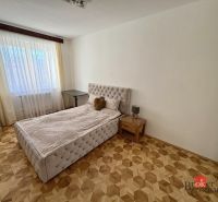 Hálószoba ággyal, éjjeliszekrénnyel és fa dekorációjú padlóval, 3 szobás lakás.