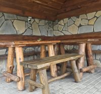 Rusztikus sarok fa bútorokkal és kőfallal a nyaraló apartmanban.