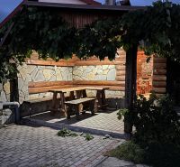 Podhájskán, a Hlboká utcában található üdülő apartman szabadtéri ülőhelyet kínál a szőlőlugas alatt.