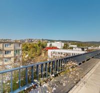 Kilátás a teraszról és a városi panorámára a pozsonyi Nové Mesto városrészben található Račianská utcáról.