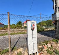 Elektromos szekrény az út mentén lévő telken Sebedínben, Sebedín-Bečov, lakhatási lehetőséget kínál.