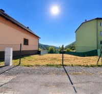 Lakótelek Sebedín-Bečovban a Sebedín utcában, bekerített, épületek mellett.