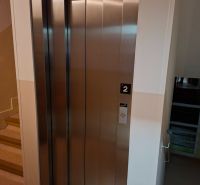 Lift az épületben Prievidzán, a Benedikta utcában, rozsdamentes acél ajtókkal.