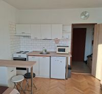 Konyhasarok fa dekor padlóval a garzonlakásban.