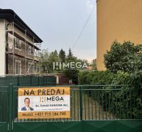 A Felszabadítók utcájában, Homonnán garázsok eladók.