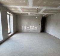 Családi ház belső tere semleges padlóval és nagy ablakkal, készen áll a módosításokra.