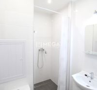 Fürdőszoba a nyaraló apartmanban WC-vel, zuhanyzóval és mosdóval.