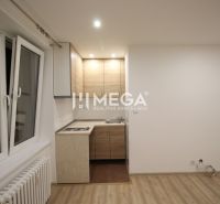 Konyha egy üdülő apartmanban konyhabútorral és fa dekorációjú padlóval.