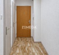 A kétszobás lakás előszobája márványhatású padlóval és fehér falakkal.
