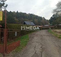 A humenné kertekhez vezető út fákkal és kerítésekkel szegélyezve, belépési tilalom táblával.