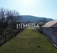 Kilátás Ptičieről Ptičie felé - lakóterületek kilátással a hegyekre.